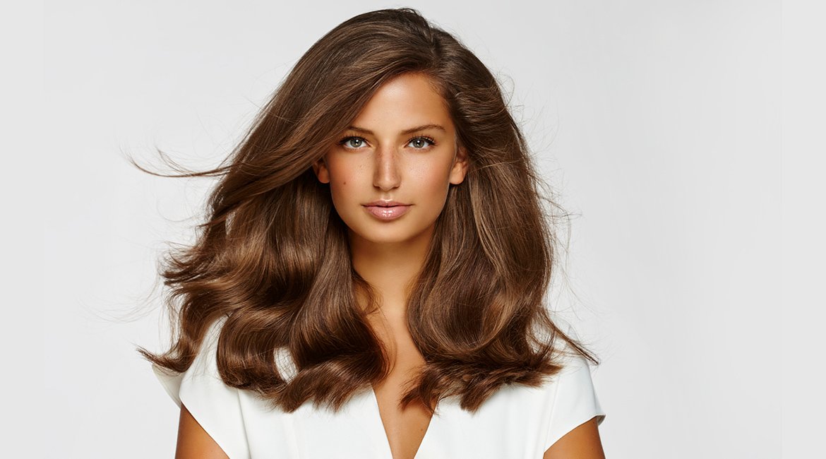 Junge Frau mit wallendem brauen langen Haaren
